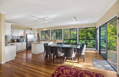 Valla Beach House | Yellow Fin - Close to the beach with ocean glimpse
