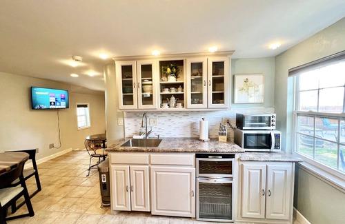 Amarillo House | Yellow Guest House near I-40 and I-27