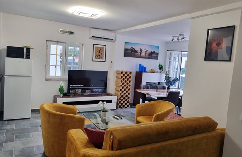 Charneca de Caparica e Sobreda House | Yellow House