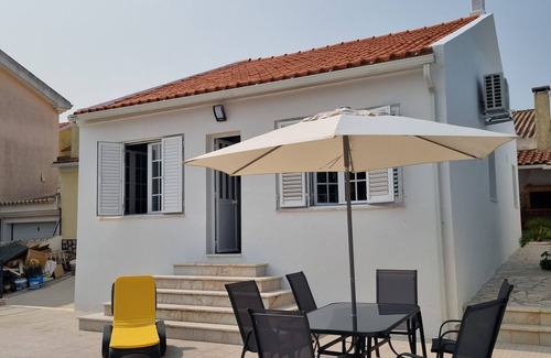 Charneca de Caparica e Sobreda House | Yellow House