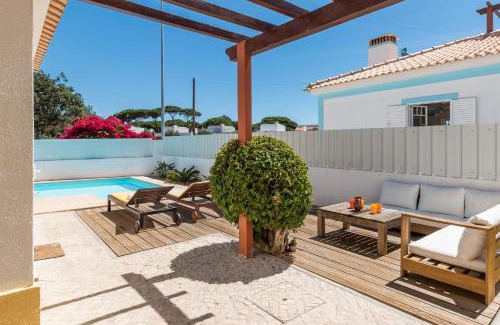 Fornos Villa | Yellow house