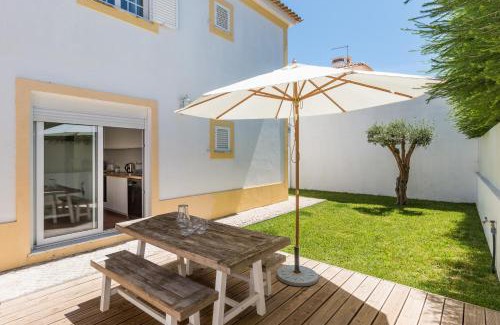 Fornos Villa | Yellow house