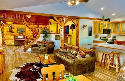 Linton Cabin | Yellow River Lodge 6-bedroom cabin w/Pool & Hot Tub & Pool Table