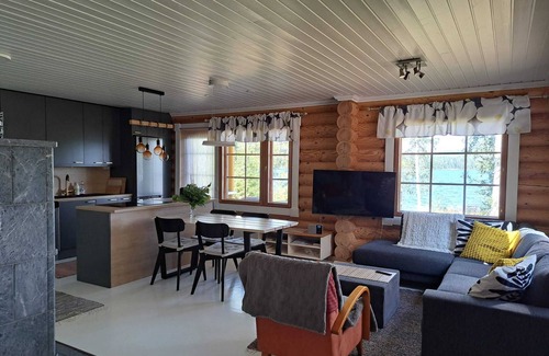 Hiukkajoki House | Yellow vacation home