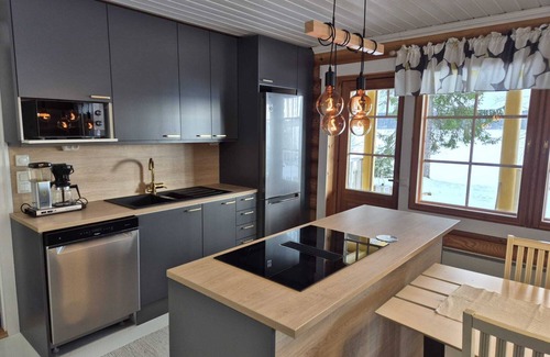 Hiukkajoki House | Yellow vacation home