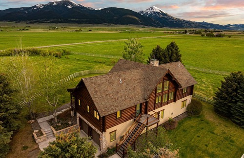 Livingston House | Yellowstone Log Chalet: Sleeps 10 with Hot Tub & Stunning Mountain Views!