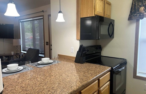 Gardiner Apartment | Yellowstone River Hideaway - 1/4 Mile from Yellowstone NP - 1BR Renovated Apartment - Surrounded by Mountains & Overlooking the Canyon