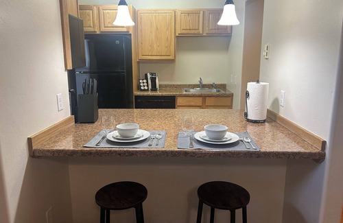 Gardiner Apartment | Yellowstone River Hideaway - 1/4 Mile from Yellowstone NP - 1BR Renovated Apartment - Surrounded by Mountains & Overlooking the Canyon
