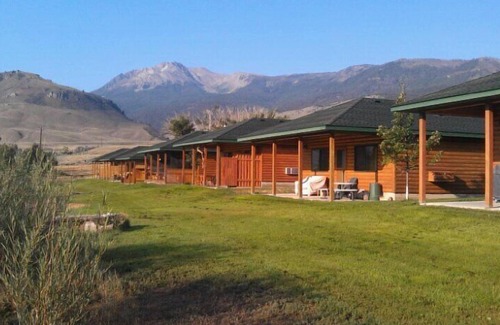Gardiner Cabin | Yellowstone Riverfront Cabin, Sleeps 9, $171-$325/nt, 300 yards to Yellowstone
