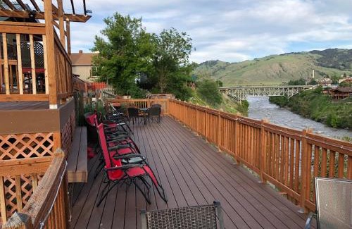 Gardiner Hotel | Yellowstone Riverside Cottages