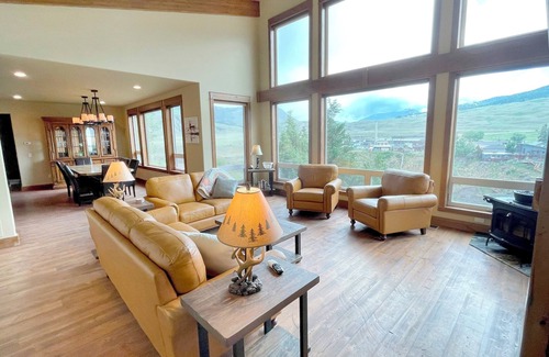 Gardiner House | Yellowstone Riverview Cabin - 4BRs w/Stunning Mountain Views!