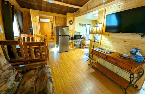 Gardiner Cabin | Yellowstone's Treasure Cabin #1, few min drive to Yellowstone Park