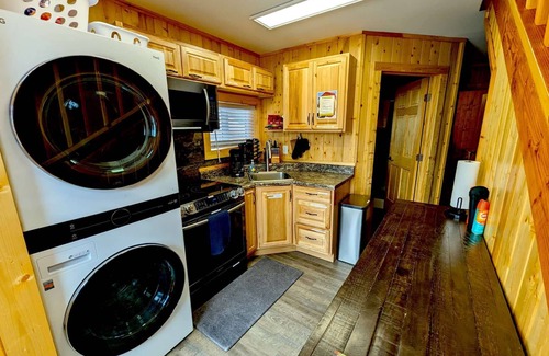 Gardiner Cabin | Yellowstone's Treasure Cabin #7, few min drive to Yellowstone's North Entrance