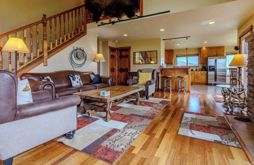 Emigrant House | Yellowstone Trail Lodge · Yellowstone National park