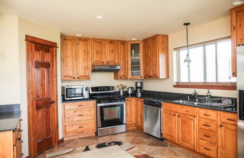 Emigrant House | Yellowstone Trail Lodge · Yellowstone National park