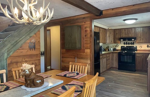 Dubois House | Yellowstone/Union Pass Log Cabin Retreat