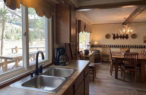 Dubois House | Yellowstone/Union Pass Log Cabin Retreat