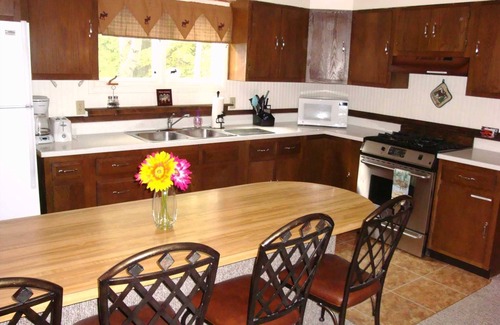 West Yellowstone Cabin | Yellowstone Wildlife Cabins - Moose Cabin Sleeps to 4 - less than a mile to Yellowstone!