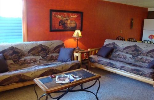 West Yellowstone Cabin | Yellowstone Wildlife Cabins - Moose Cabin Sleeps to 4 - less than a mile to Yellowstone!