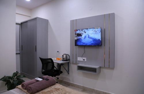 Serilingampally Apartment | Yendluri's- QueenBed Room-17 Kondapur, Gachibowli
