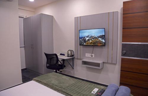 Serilingampally Apartment | Yendluri's- QueenBed Room-26 Kondapur, Gachibowli