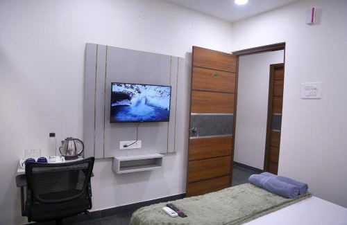 Serilingampally Apartment | Yendluri's- QueenBed Room-27 Kondapur, Gachibowli