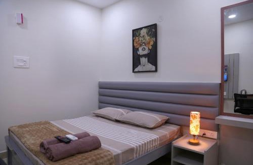 Serilingampally Apartment | Yendluri's- QueenBed Room-28 Kondapur, Gachibowli