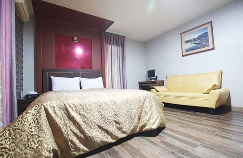 Ujong Hotel | Yesan Lanos