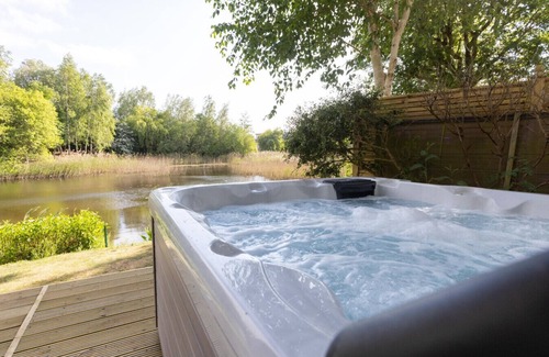 Cirencester Villa | Yew Tree Lodge - CW85 - HOT TUB - Lakeside Spa Property