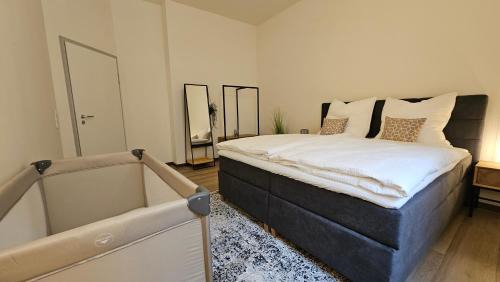Mitte Apartment | YFB-170m2 Apartment für bis zu 15, modern, 1min zu UBahn, Ruhige Lage, Parkplätze, WIFI, Netflix, Kindergerecht