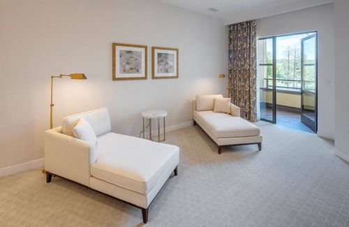 Kiamesha Lake Hotel | YO1 Longevity & Health Resorts, Catskills