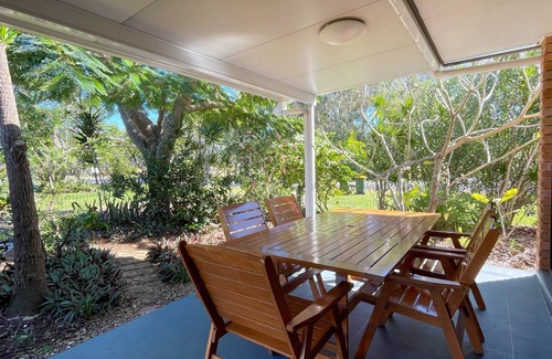 Traviston House | Yolanda - Burrum Heads- Beachfront - 3BR- Aircon