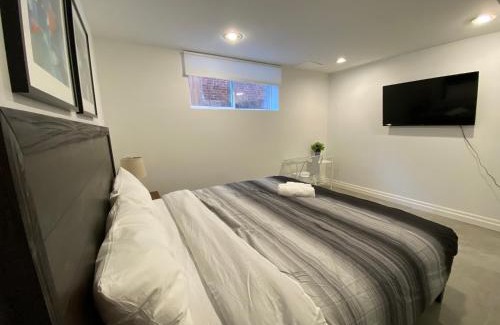 York Mills House | Yorkmills and Bayview !A Spacious and Modern Private Bdr with Shared Bathroom