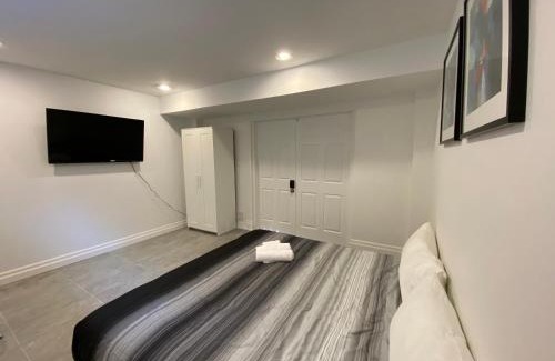 York Mills House | Yorkmills and Bayview !A Spacious and Modern Private Bdr with Shared Bathroom