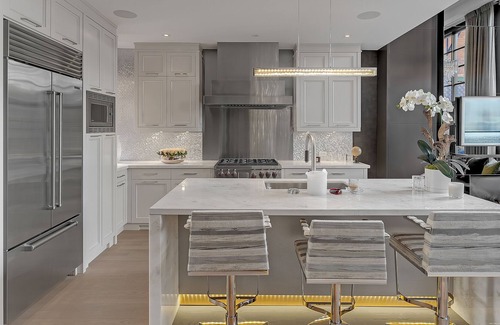 Bloor-Yorkville House | Yorkville Luxury Home Spacious 2-Bed with Gym, Kitchen and Beautiful Garden View