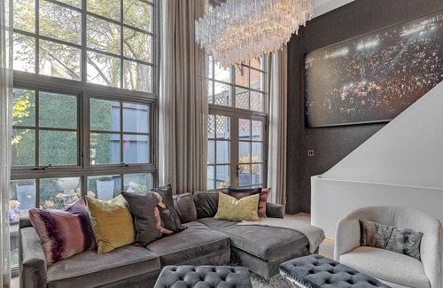 Bloor-Yorkville House | Yorkville Luxury Home Spacious 2-Bed with Gym, Kitchen and Beautiful Garden View