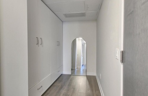 Bloor-Yorkville Apartment | Yorkville Luxury: Modern 1-Bed Condo, Fall in Love