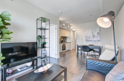 Bloor-Yorkville Apartment | Yorkville Luxury: Modern 1-Bed Condo, Fall in Love