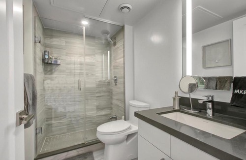Bloor-Yorkville Apartment | Yorkville Luxury: Modern 1-Bed Condo, Fall in Love