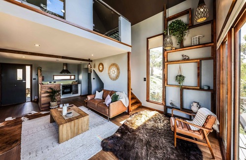 Hepburn Cottage | You can see three extinct volcanos from this villa atop a massive plateau