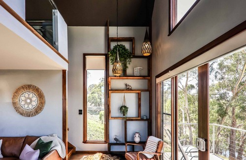 Hepburn Cottage | You can see three extinct volcanos from this villa atop a massive plateau