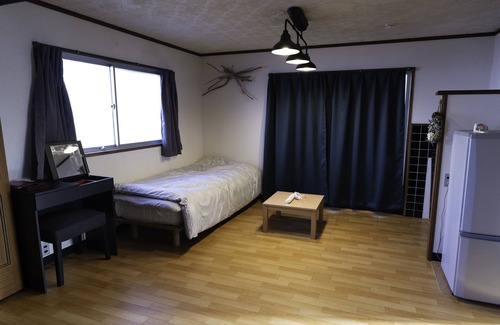 Izumisano House | You can stay in an old Japanese house. Tatami mats, shoji screens, sliding doors, and ranma (transoms) of traditional culture are also available for a calm and relaxing stay.
