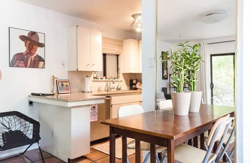 Barton Heights House | Your Barton Springs & Zilker Park Getaway! Walkable! Discover Austin's charm!