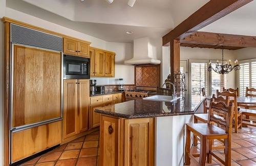 Cave Creek Hotel | Your Cave Creek Paradise! Full Kitchen, Outdoor Pool, Free Parking!