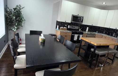 Albany Park Apartment | Your Chicago Home Base – 4BR, 2BA, Sleeps 13, Ideal for Families & Groups!