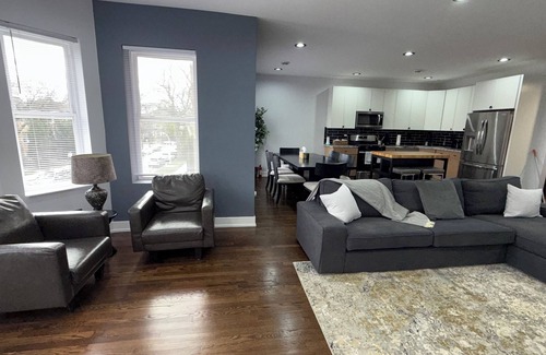 Albany Park Apartment | Your Chicago Home Base – 4BR, 2BA, Sleeps 13, Ideal for Families & Groups!