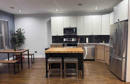 Albany Park Apartment | Your Chicago Home Base – 4BR, 2BA, Sleeps 13, Ideal for Families & Groups!