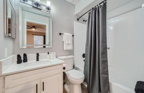 Brentwood Apartment | Your Chill 2B Getaway - 10min to DTWN - W/D, Pool, Prkg