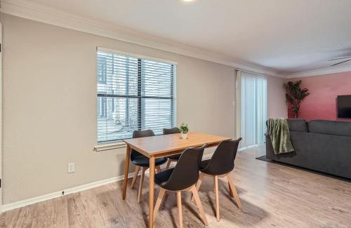 Brentwood Apartment | Your Chill 2B Getaway - 10min to DTWN - W/D, Pool, Prkg