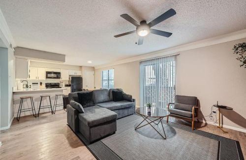 Brentwood Apartment | Your Chill 2B Getaway - 10min to DTWN - W/D, Pool, Prkg